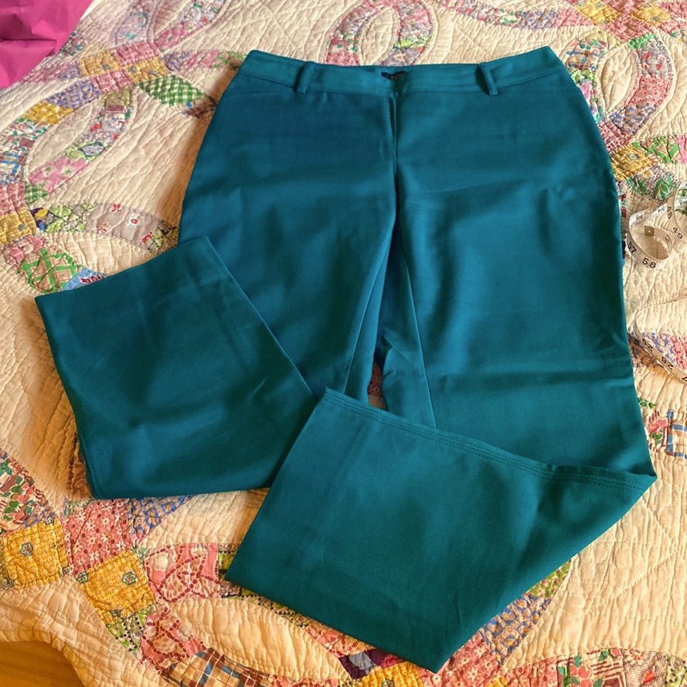 NWOT White House Black Market Perfect Form contour Crop Trousers